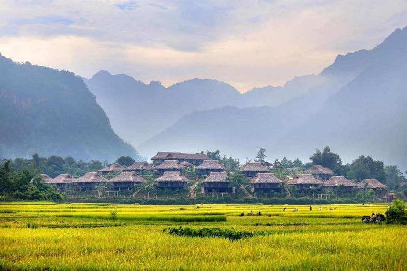Bản Lác là một địa điểm được đông đảo khách du lịch ghé thăm
