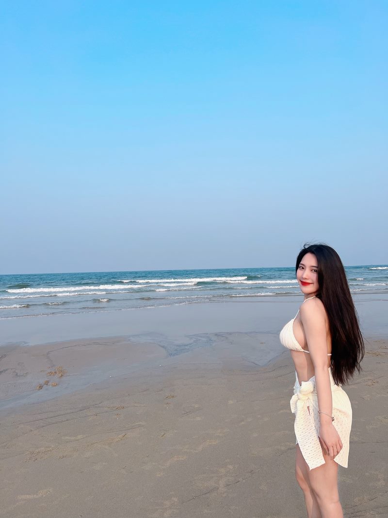 Hot girl "nạp" vitamin sea, mê hoặc fan bằng loạt ảnh bikini quyến rũ