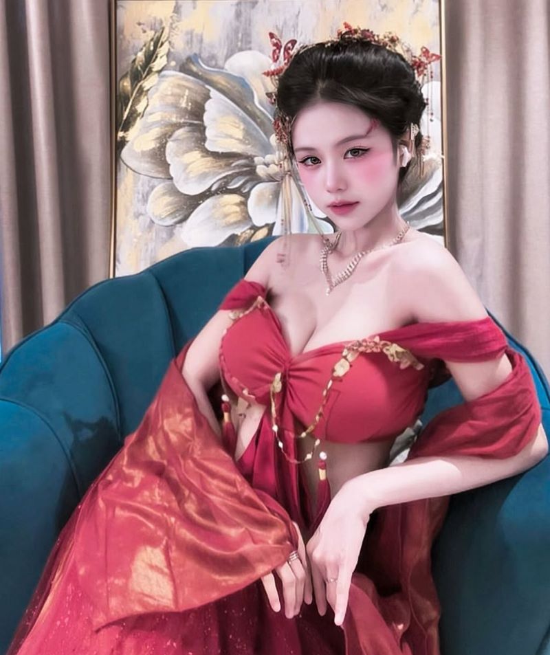 Hiện đang sinh sống và hoạt động tại TP.HCM, YuGi đã nhanh chóng trở thành cái tên hot trong làng cosplay và streaming Việt Nam nhờ khả năng "lột xác" đa dạng.