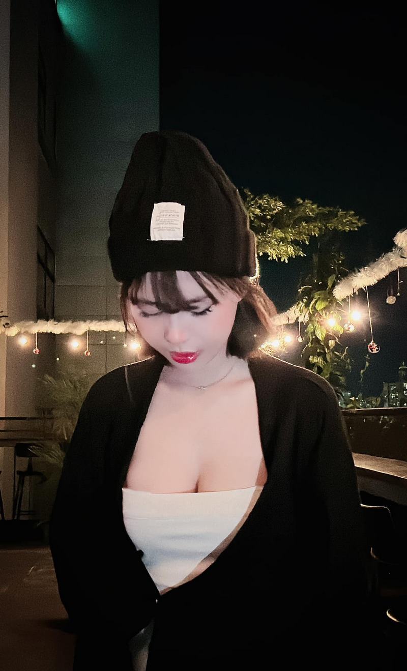 Ban đầu, sự nghiệp của Kiều Oanh tập trung vào cosplay với phong cách "thần tiên tỷ tỷ" – dịu dàng, trong sáng và ngọt ngào.