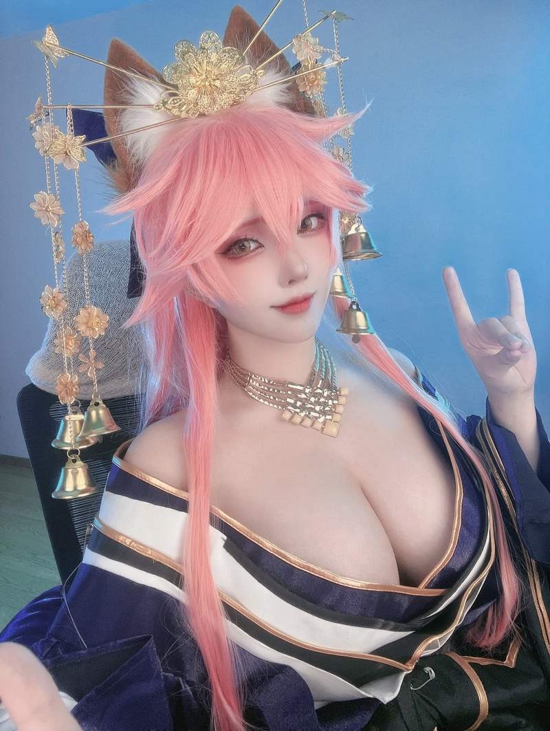Mỗi bức ảnh đều có thể 'lên bìa' ngay lập tức cho bất kỳ tạp chí anime, thời trang hay gaming nào, từ những góc chụp cận cảnh tôn vinh làn da mịn màng đến các khung hình rộng lớn khắc họa đường cong cơ thể cân đối.