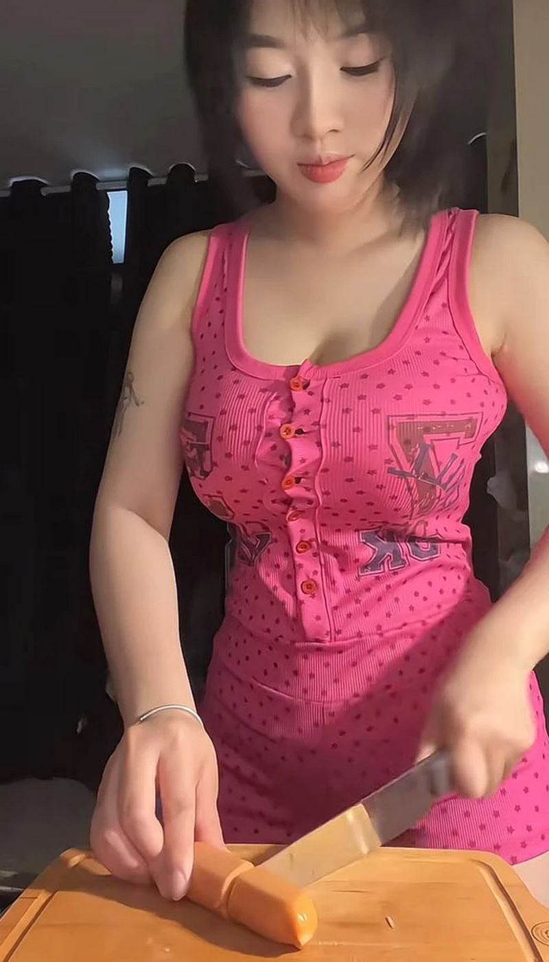 Sự linh hoạt này biến mỗi video của Zin Chan thành một tác phẩm ẩm thực thực thụ, khác biệt hẳn so với các nội dung 'lặp lại' một kiểu quay clip đơn điệu.