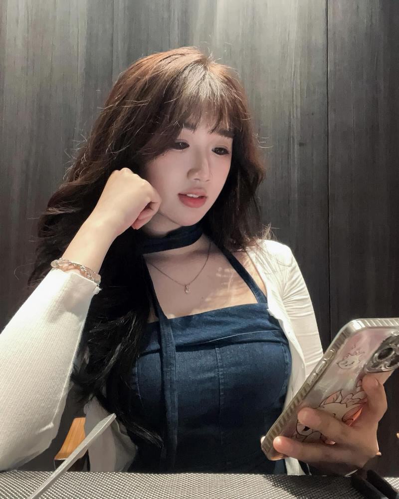 Không chỉ khéo léo biến bếp núc thành sân khấu biểu diễn với những món bò lúc lắc thơm lừng hay sò huyết nướng mỡ hành cay nồng, Zin còn "khoe" thân hình nóng bỏng qua từng động tác khuấy đảo "gợi cảm" nhẹ nhàng, biến mỗi video thành "bữa tiệc thị giác" khiến hơn 1 triệu follower "mê mẩn" không lối thoát.