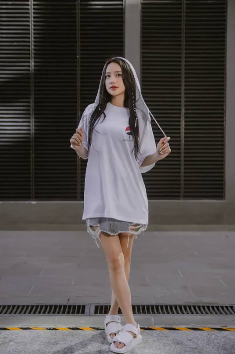 Phối áo hoodie form rộng với chân váy