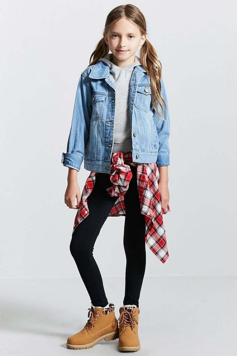 Phối áo hoodie bé gái với áo khoác jean