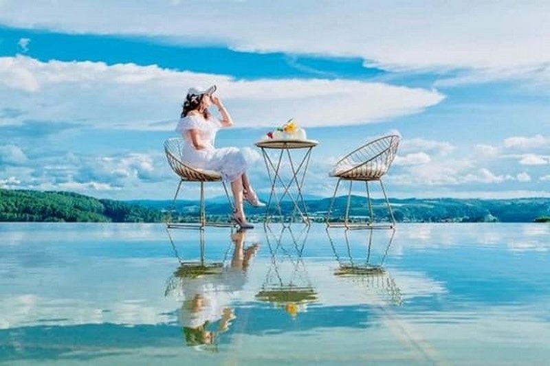 Hồ bơi vô cực – góc sống ảo độc nhất vô nhị tại Hồ Trên Mây