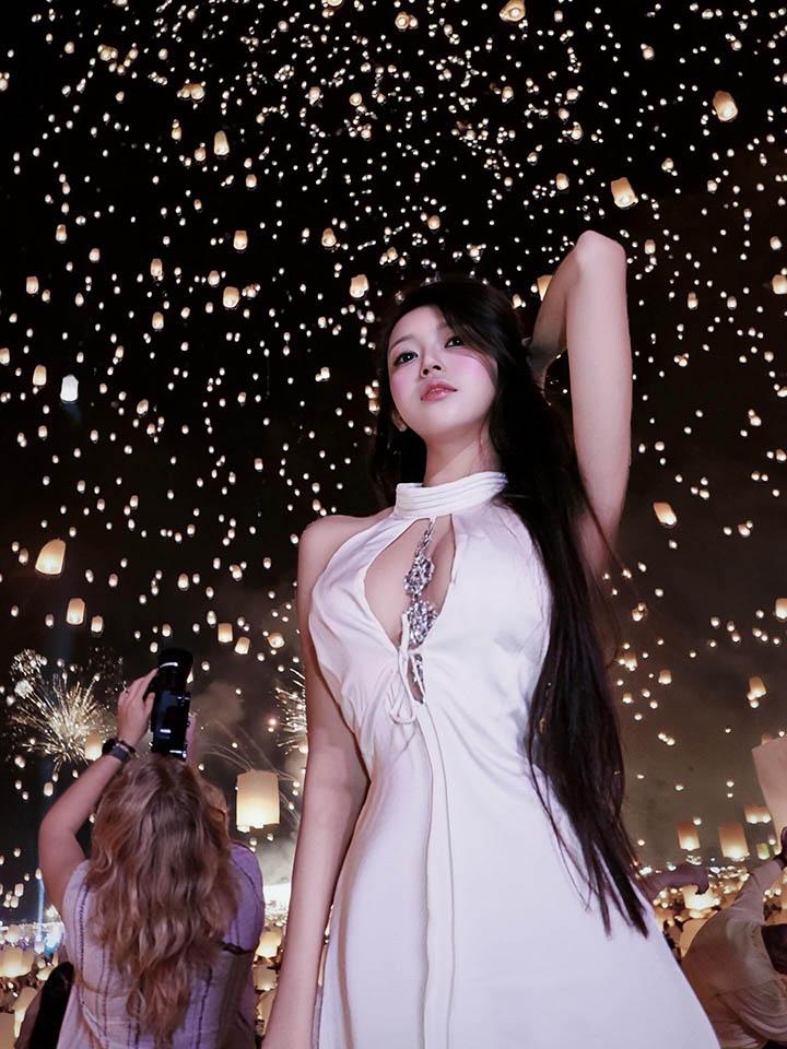 Hot Girl Thường Xuất Hiện Với Phong Cách Sang Chảnh Bất Ngờ "Lột Xác" Qua Bộ Ảnh Bikini