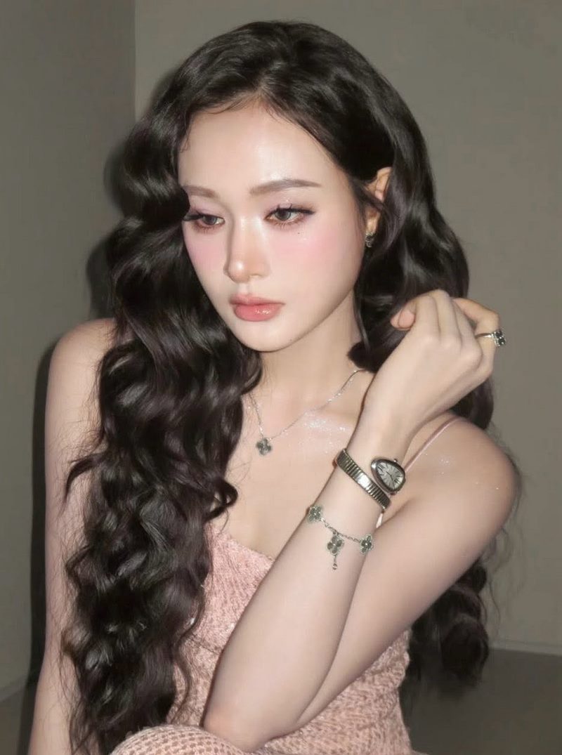 Nhan Sắc Hiền Hồ: Từ Búp Bê Ngọt Ngào Đến Mỹ Nhân Gợi Cảm