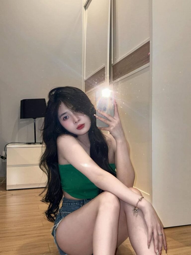 Cú Lột Xác Ngoạn Mục Của Quỳnh Alee: Từ "Nữ Thần Kẹo Ngọt" Đến Mỹ Nữ Âu Mỹ Gây Bão Mạng