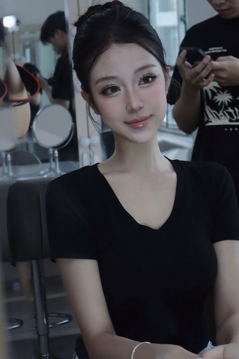 "em út" Phạm Bảo Thư (sinh năm 2008, vừa tròn 18 tuổi) lại giật luôn tấm vé vàng để làm đại diện cho "Cơn lốc màu da cam" - tuyển Hà Lan