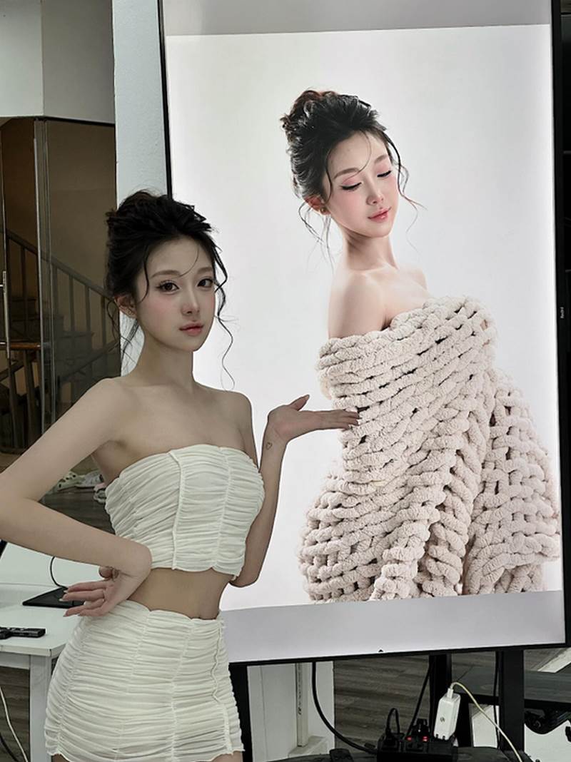 "em út" Phạm Bảo Thư (sinh năm 2008, vừa tròn 18 tuổi) lại giật luôn tấm vé vàng để làm đại diện cho "Cơn lốc màu da cam" - tuyển Hà Lan